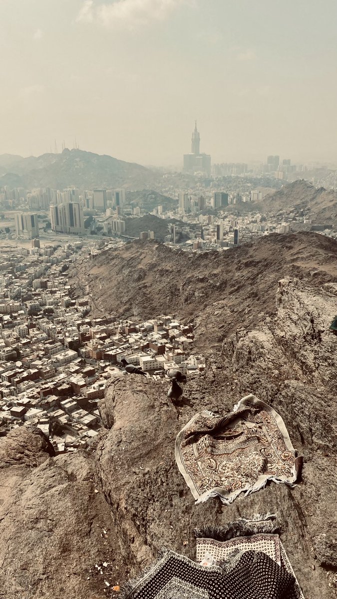 🗻 🇸🇦 Nur Dağı’nın zirvesine yapılan zorlu ama bir o kadar heyecan verici tırmanışın sonunda ulaşılan Hira Mağarası, ilk vahyin izlerini taşıyan derin sessizliğiyle insana hem tarihsel bir tanıklık hem de eşsiz bir içsel huzur sunuyor.