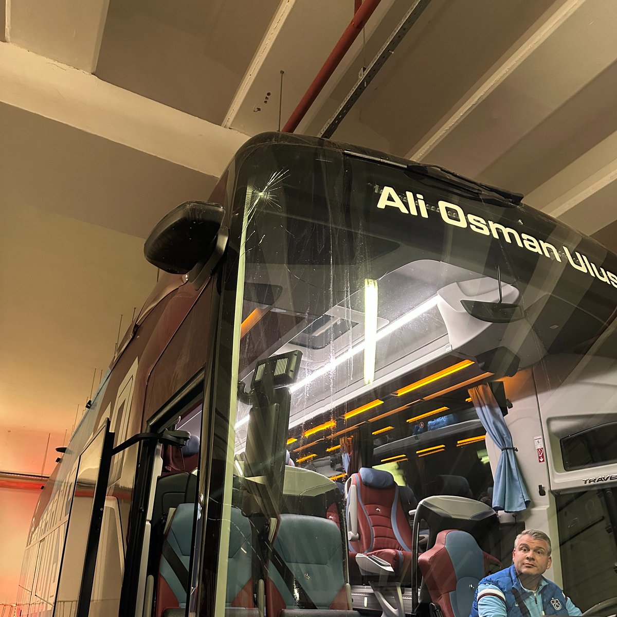 S1xtyMehmet's tweet photo. Antalya ile oynanacak maç için stadyuma hareket eden Takım otobüsümüze taşlı saldırı gerçekleşmiş ve camı kırılmış.. https://t.co/d2f8Ak0vKK