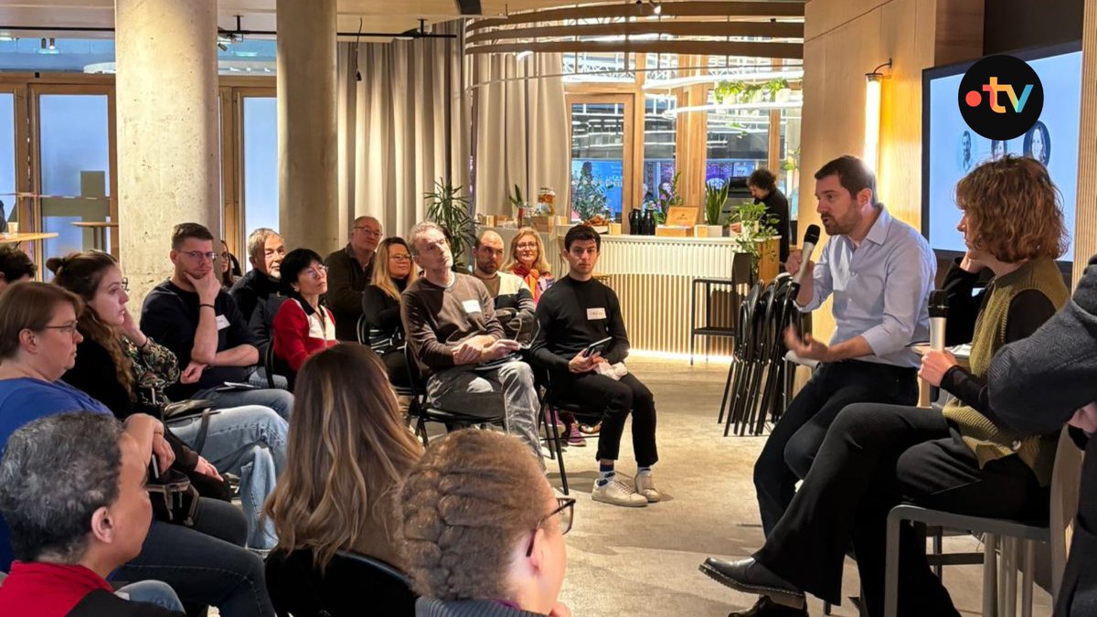 Francetele's tweet photo. 👫 💬 #ConseilFTV | Le Conseil consultatif des programmes se met au travail !  

Premier atelier dédié à l’information à @Francetele : 
➡️ Comment renforcer la confiance dans le traitement de l’info ? 
➡️ Quel rôle face à la désinformation et à l’IA ?  

On rattrape ? 👇 https://t.co/jowUxELUnu