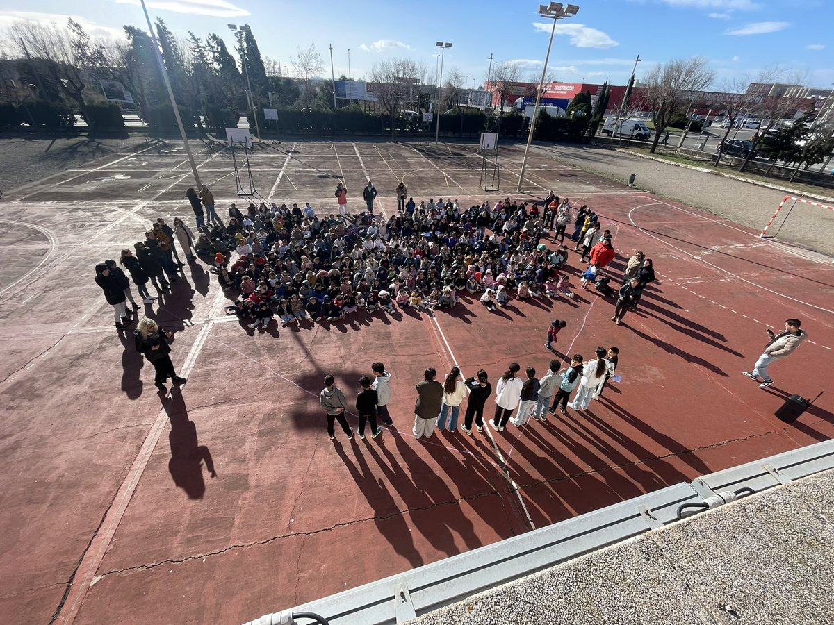 EscolaCampclar's tweet photo. Avui a l’escola hem celebrat el #DENIP fent un cor al pati! Els alumnes de 6è han llegit un manifest! https://t.co/hyQpJfmIjS