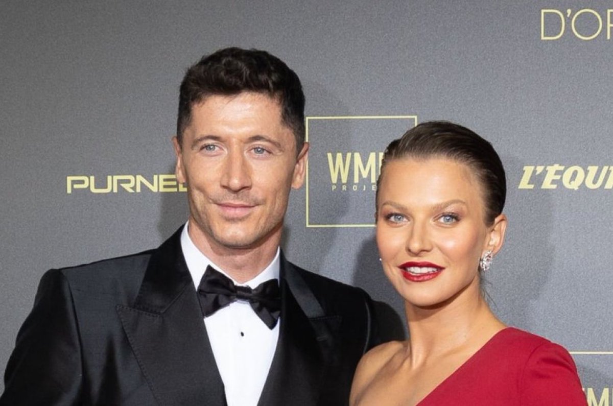 Somhiseremfcb's tweet photo. 🗣️Anna Lewandowska (esposa de Lewandowski):

“Veremos cómo va la temporada en Barcelona este año, porque digamos que probablemente será la última temporada de mi marido. Exprimámosla como a un limón.

Disfrutemos cada momento que queda, cada partido que queda y cada encuentro con la afición que queda, porque todo esto algún día se echará de menos.

Me gustaría decir que espero que su nombre permanezca en boca de todos durante muchos años y que las futuras generaciones no lo olviden, porque logró algo grande y solo puedo decir que estoy sumamente orgulloso de él.

Sé lo mucho que esto significa para él cada año, y también sé que éste no es todavía el final de su carrera, aunque el final está cada vez más cerca.

Surgen reflexiones, afloran emociones y surgen preguntas como "¿Qué sigue?", pero ese es el camino de un deportista, especialmente de uno tan grande como este.”