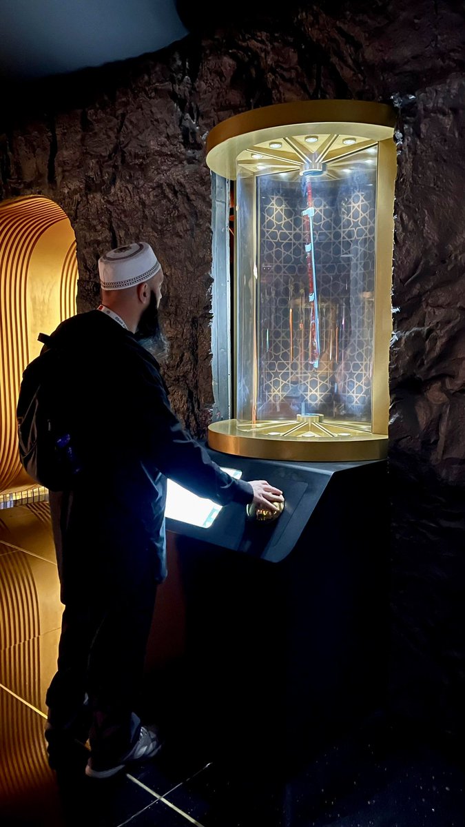 🇸🇦 Peygamber Efendimizin hayatını ve İslam tarihinin dönüm noktalarını en ileri dijital teknolojilerle birleştiren Mekke Uluslararası Peygamber Biyografisi Müzesi, ziyaretçilerini asırlar öncesine götüren büyüleyici ve modern bir zaman yolculuğu sunuyor.