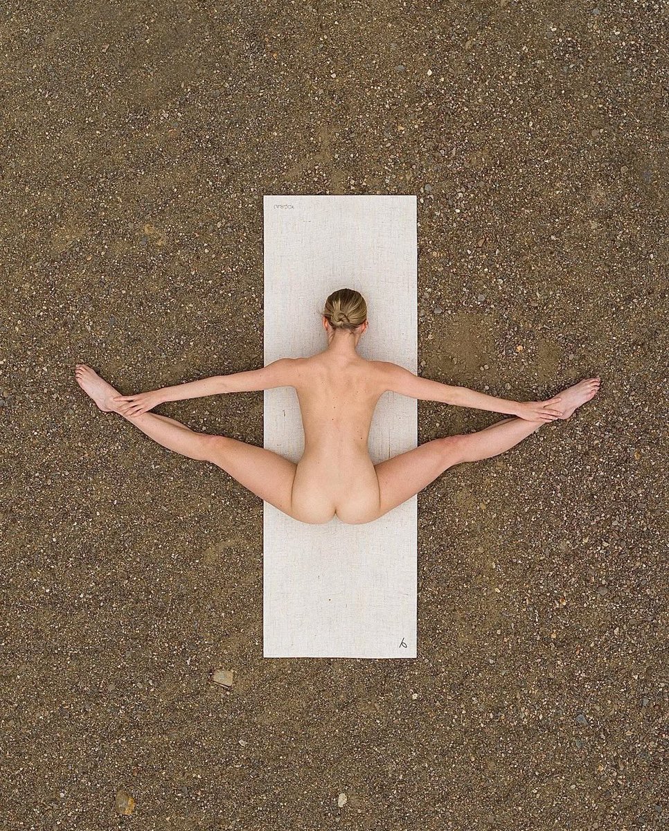 NudeYogaGirl's tweet photo. Gm everyone! 🎭 In the air with drone. ✨ https://t.co/yJI8raj7jS