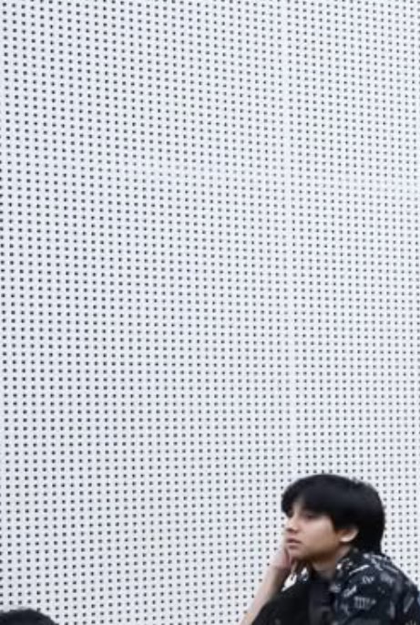 คณะถ่ายรูปตอนฟังเสวนา ที่จริงถ่ายทั้งห้อง ติดเรานิดเดียว แต่มันหล่อเท่เหลือเกิน ว้ากกก 
ครอปเสียเลย