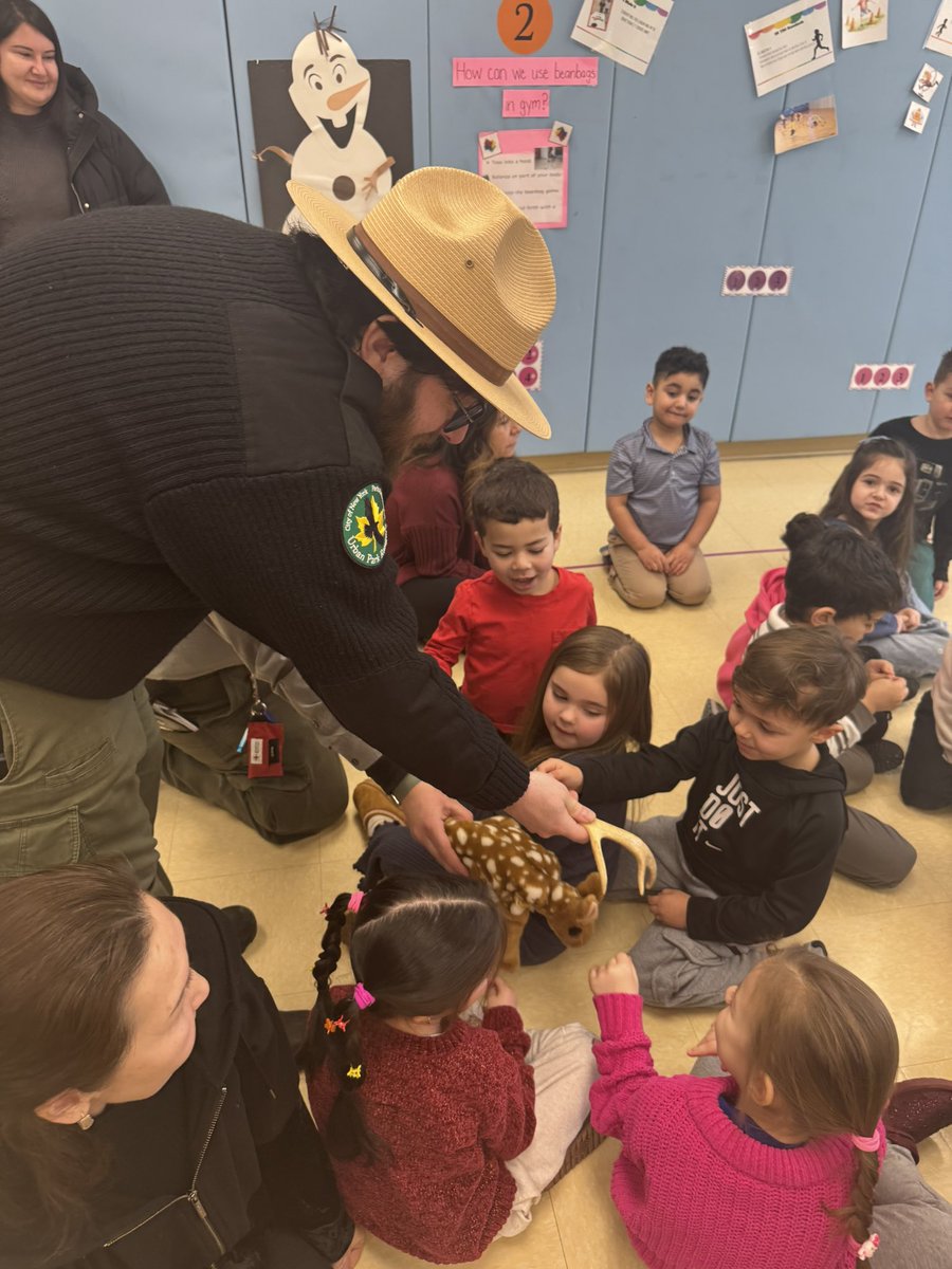 D31BeeHiveSI's tweet image. Victory students had an exciting visit from the Urban Park Rangers! #makelearningfun #Victory #d31prekistheplaceto🐝 
@DrJoyAbrams @AP_JelaniMiller @CSD31SI @NYCSchools @DocPalton
