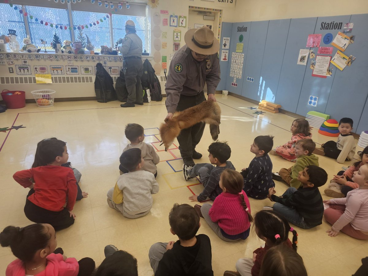 D31BeeHiveSI's tweet image. Victory students had an exciting visit from the Urban Park Rangers! #makelearningfun #Victory #d31prekistheplaceto🐝 
@DrJoyAbrams @AP_JelaniMiller @CSD31SI @NYCSchools @DocPalton