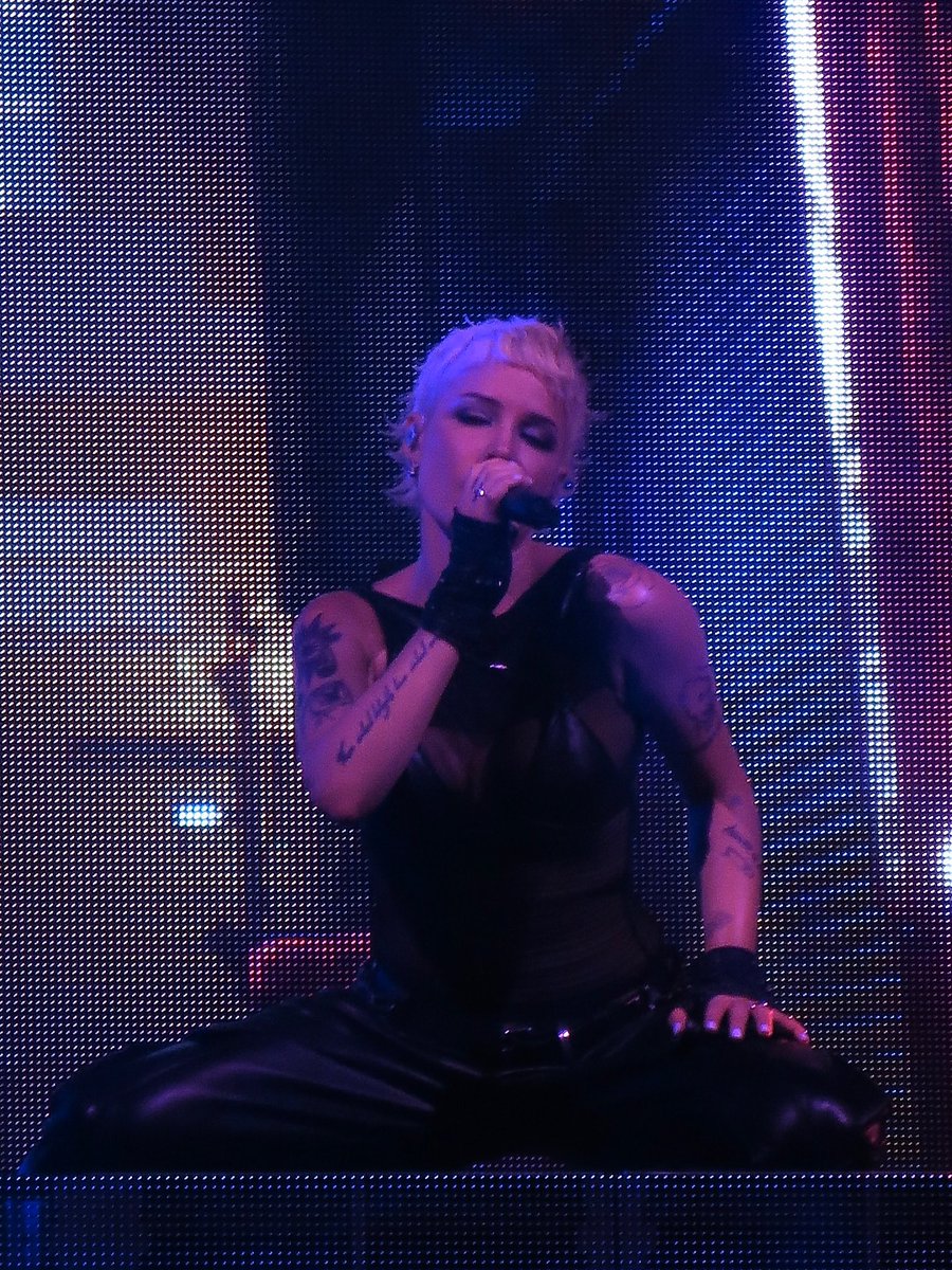haIseylq's tweet photo. Halsey performing in Paris during Back To Badlands Tour. 

📸: laufrbg on Instagram. https://t.co/hXO1EXr3By