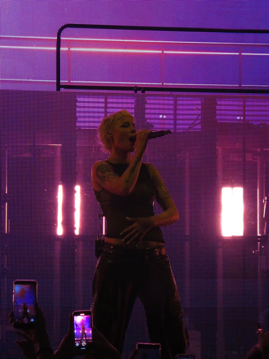 Halsey performing in Paris during Back To Badlands Tour. 

📸: laufrbg on Instagram.