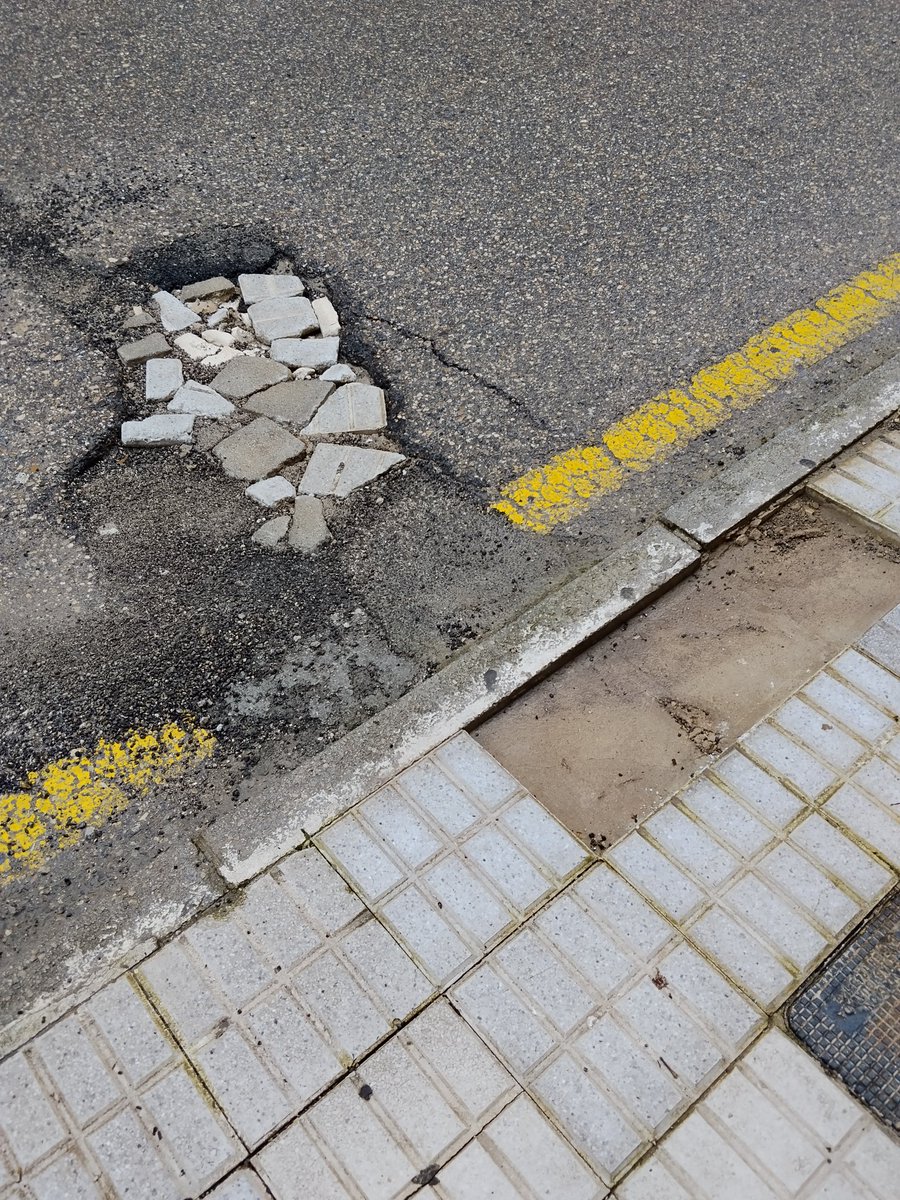 Alex_mj's tweet photo. @aytolinares Calle Raphael (A la altura del n° 4 ) https://t.co/mVrmfvw6eh