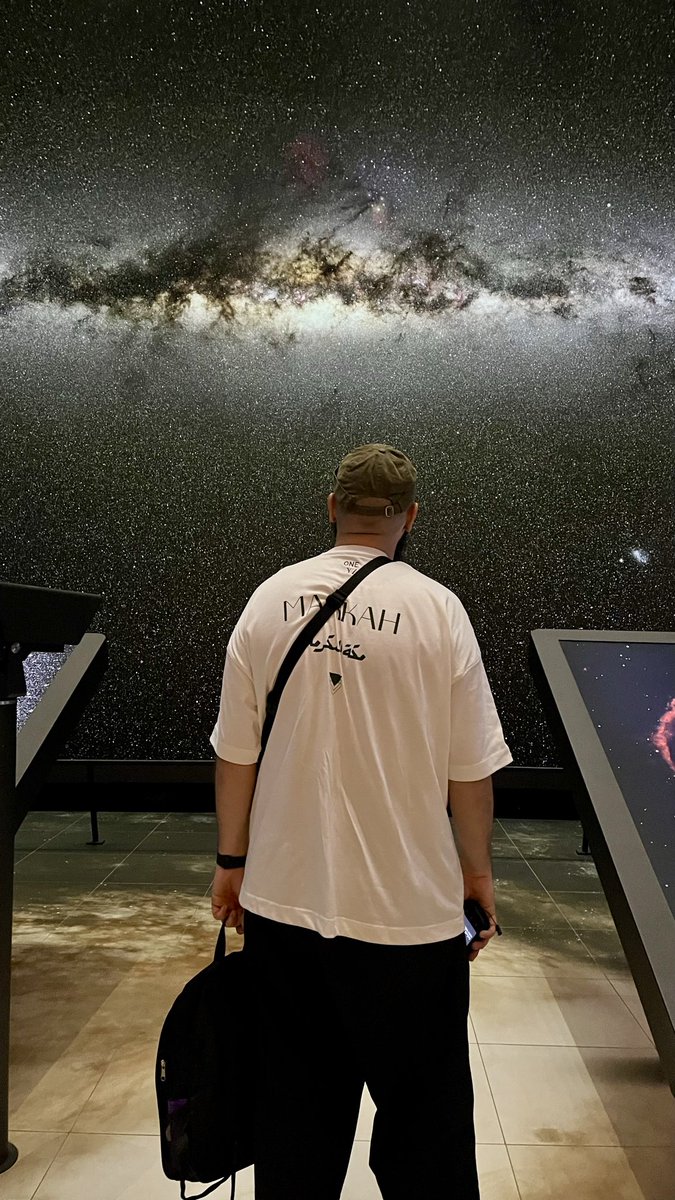 🕖🇸🇦 Mekke’nin en yüksek noktasında yer alan Saat Kulesi Müzesi, evrenin yaratılışından devasa saat mekanizmalarına uzanan büyüleyici sergileriyle ziyaretçilerini astronomik bir keşfe çıkarırken, terasından sunduğu eşsiz Kabe manzarasıyla insanı derinden etkiliyor.