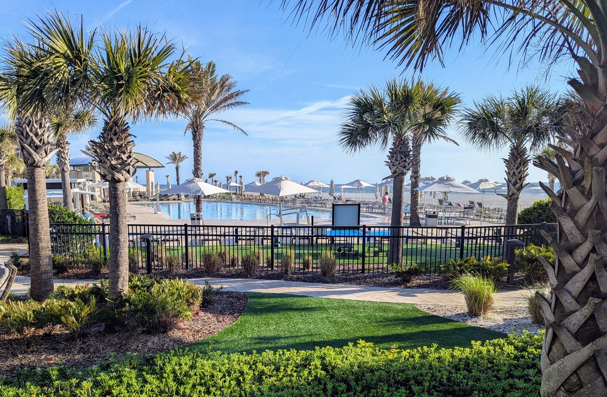 Vacation mode: when your biggest worry is choosing between the pool and the beach! ☺️ If you've been looking for a sign to book a beach getaway, this is it. 

➡️Book now: bit.ly/EmbassyStAugus…

#vacationmode #embassysuites #staugustinebeach