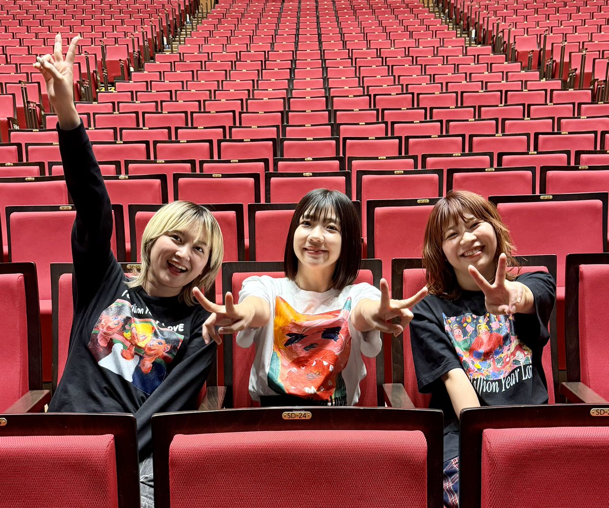 taroashida's tweet photo. 100億年LOVE YouTubeチャンネル初の単独LIVE #100億年LIVE 最高演者と最高スタッフに支えられて無事完走！

引き続き3人がやりたいことをやる場所としてあり続けることだけを目標に気軽に気長に進めていきますので何卒よろしくお願い致します。

東京公演は全編見逃し配信ありますので是非。 https://t.co/041FLkTMan
