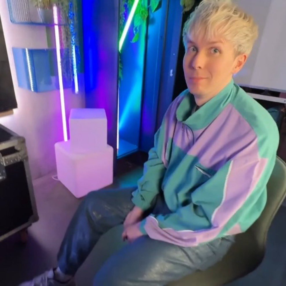phancrave's tweet photo. HAPPY BIRTHDAY TO THE LEGENDARY, BEAUTIFUL, HILARIOUS, KIND, ICONIC, ANGELIC, WONDERFUL PHIL LESTER. @AmazingPhil 

The YouTube trailblazer turns 21 years old today! https://t.co/fMaynYm0Cl