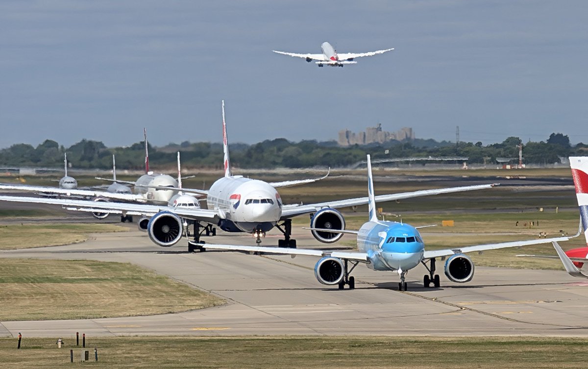 Jonathan Hillyer tweet media