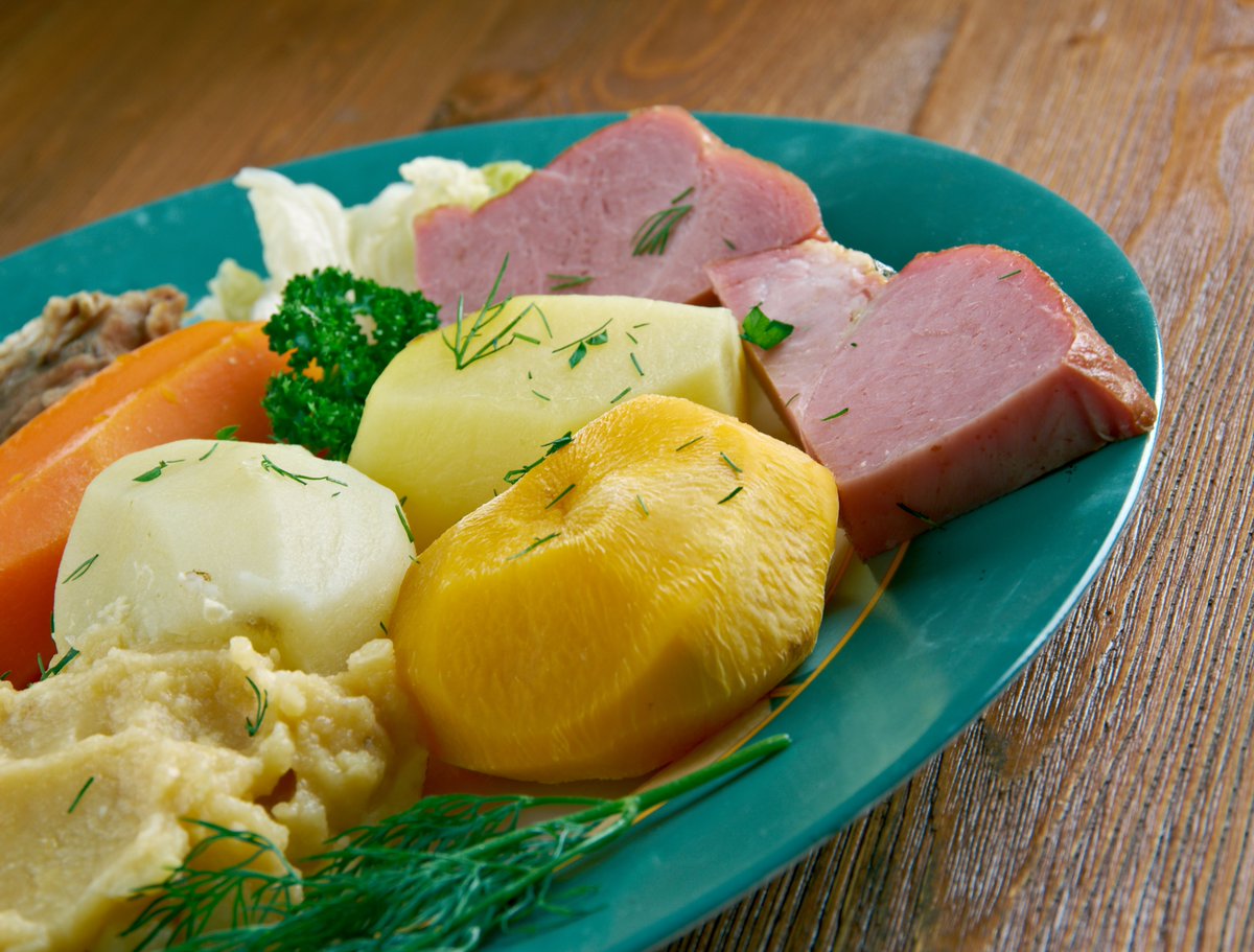 The classic Jiggs dinner or “boil” is the original comfort meal. A true staple of rural Newfoundland made with salted meat, tender veg and makes plenty of leftovers for a Monday hash. What’s your favourite Canadian dish? #FoodieFriday? 🍲😋⬇️