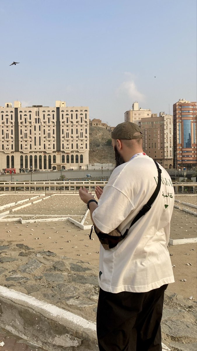 🕌🇸🇦 Mekke’de İslam’ın doğuşuna tanıklık eden her taşın ve sokağın izinde… Peygamber’in doğduğu evden Hz. Hatice ile kurduğu huzurlu yuvaya, sahabenin ebedi istirahatgahı Cennetü'l-Mualla’dan vahye ve mucizelere şahitlik eden Raye, Cin ve Şecere mescidlerine uzanan bir rota…