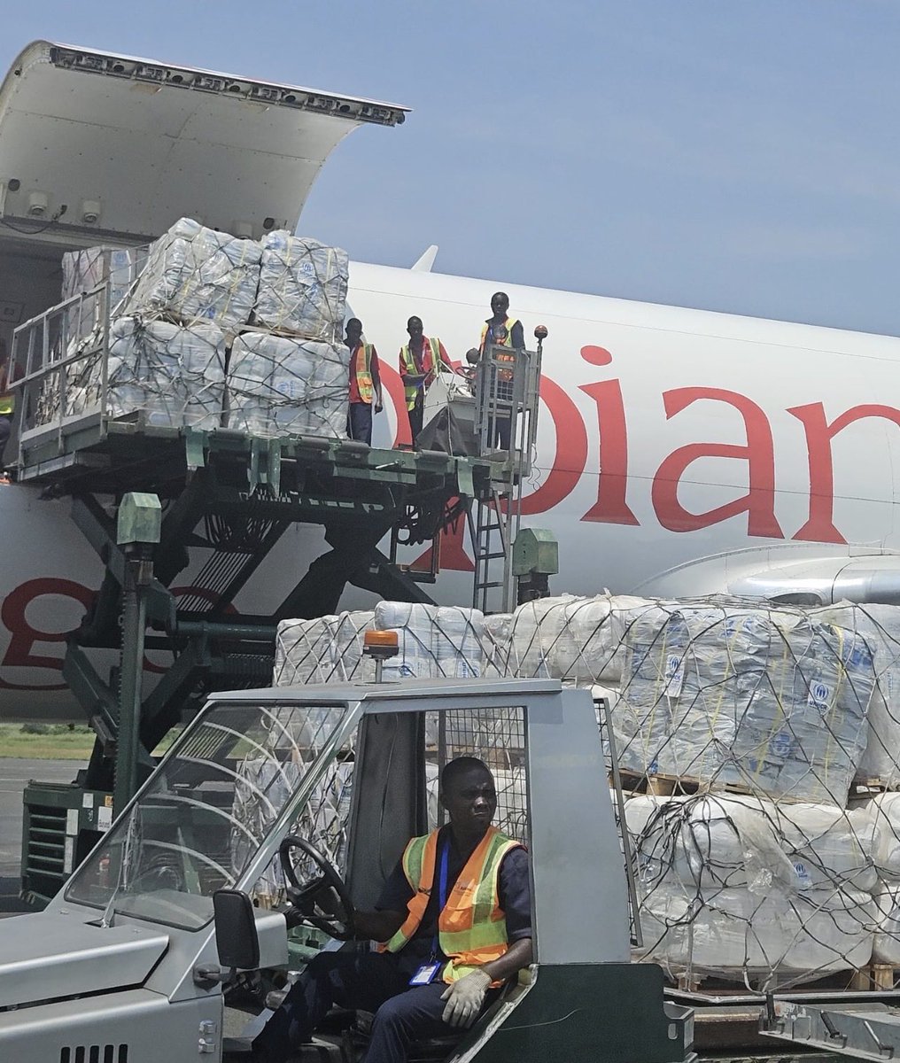 UNHCR_Burundi's tweet image. 🎉Good news!UNHCR 25MT of life-saving items📦have arrived in #Burundi with cargo transport generously supported by European Union #ECHO🇪🇺
These items including family tents mean shelter,safety and dignity for #refugees families.
GRATEFUL to🇪🇺#TeamEurope for the continued support.