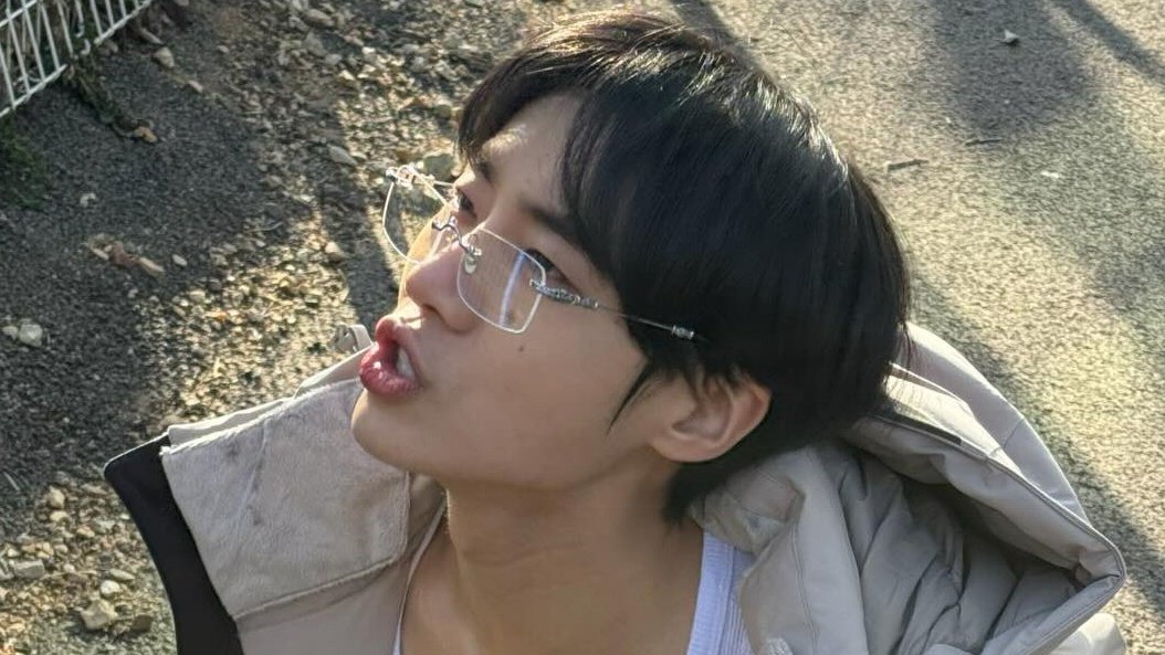 จูจีฮุนจ้องหน้าจอไอแพดอย่างเคร่งเครียด ไม่รู้ว่าเพราะอะไรกันแน่
คิ้วที่ขมวดผูกกันเป็นโบว์ทำเอาชูยองอูอยากไปคลายมันออกด้วยการจับมาจุ๊บเสียให้ได้

จุ๊บ !

ปากว่ามือถึงคงเป็นชูยองอูเอง

"อื้อ ยองอู!" จูจีฮุนส่งเสียงด้วยความตกใจ เงยหน้ามองคนเด็กกว่าอย่างไม่เข้าใจ