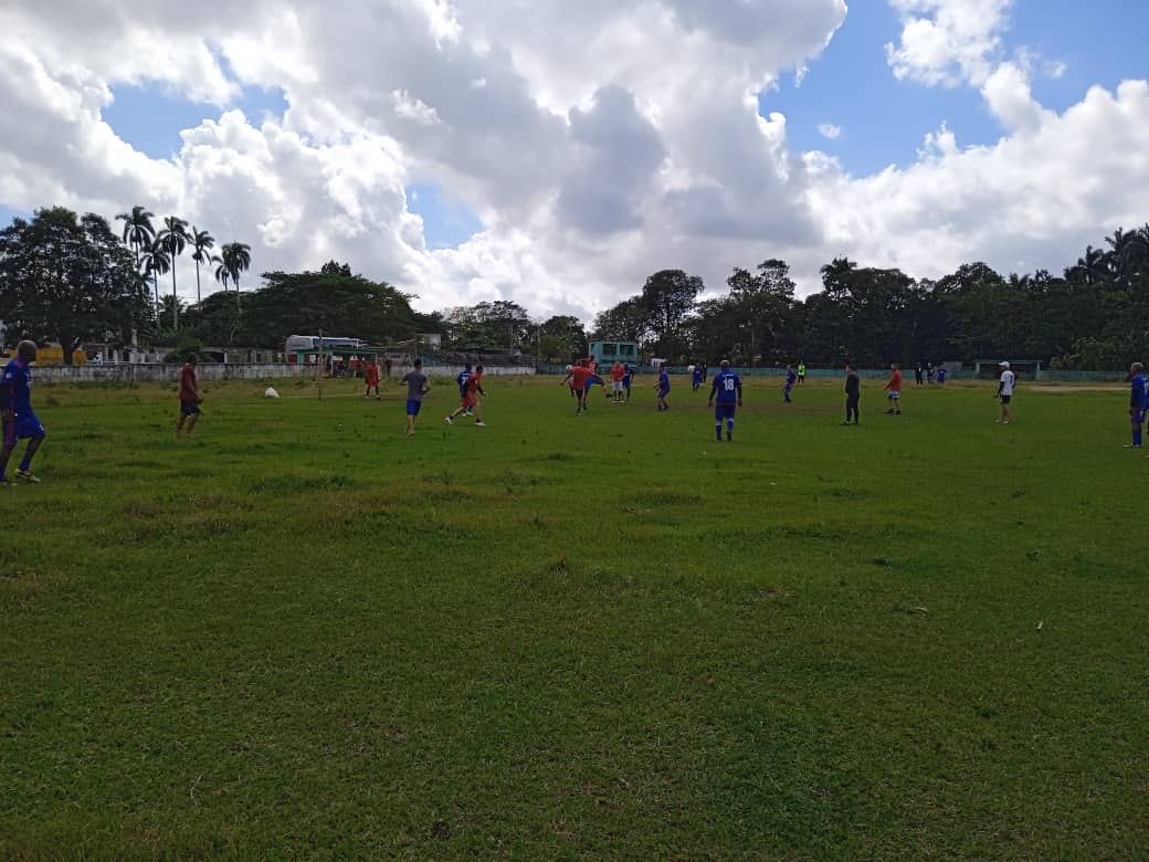 RamiroVice89737's tweet photo. Copa de Fútbol, organizada por la peña y el Combinado Deportivo Camilo Cienfuegos del Plan Turquino, de #Meneses, #Yaguajay, tiene por objetivo celebrar el Centenario del Comandante en Jefe. #SanctiSpiritusEnMarcha. @AlexisLorente74 @DeyviPerezMartin @milian_mileydi @JulianTome https://t.co/ocZCsMRC3V