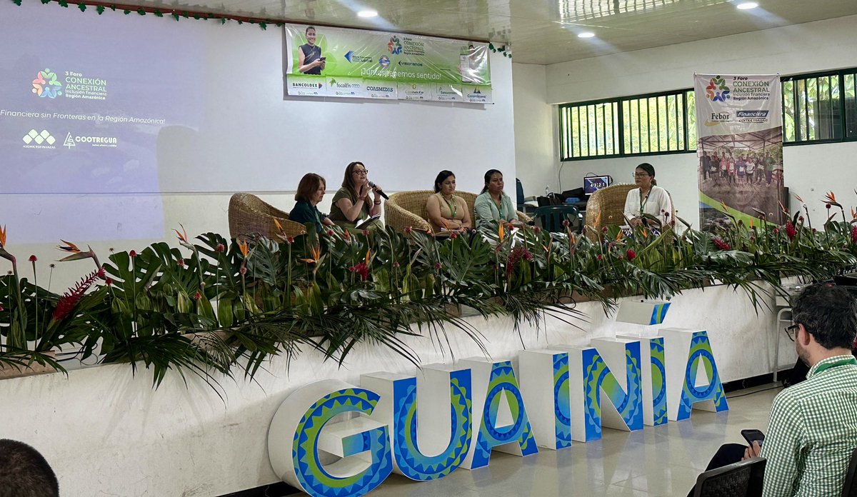Inicia el panel 'Aprender desde la raíz', un espacio de diálogo sobre cómo los conocimientos ancestrales pueden integrarse con procesos de #EducaciónFinanciera para fortalecer la #Inclusiónsocial y la autonomía de las comunidades. Moderado por: Maria Clara hoyos, pdte de AMF.