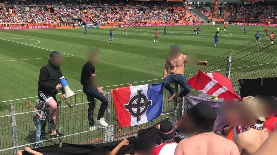 ThomasJoly732's tweet photo. En mai 2022, lors d’un match à Lorient, un supporter du Stade de Reims déploie un drapeau comportant une croix celtique, symbole qui n’est pas interdit par la loi française ; il vient pourtant d'être condamné à 4.000 euros d’amende, interdit de stade pendant dix-huit mois, et sommé de verser 2.000 euros à SOS Racisme. 

Cette décision ne repose pas sur le droit mais sur une construction idéologique dangereuse : incapable d’interdire un symbole légal, la justice invente un délit d’intention en s’abritant derrière la notion floue de « contexte ». 

C’est une rupture assumée avec le sacro-saint « État de droit », puisque la loi n’est plus la même selon l’opinion supposée de celui qui s’exprime. Les juges ne sanctionnent plus des faits objectifs, ils interprètent politiquement des gestes pour leur faire dire ce qu’ils veulent y voir. Cette jurisprudence est redoutable parce qu’elle est extensible à l’infini et qu’elle permet de transformer toute expression légale en infraction potentielle. Aujourd’hui un drapeau dans un stade, demain une opinion sur un plateau, après-demain une simple pensée jugée déviante. 

Le football n’est ici qu’un prétexte : le véritable objectif est d’imposer une police idéologique et d’intimider ceux qui refusent de se soumettre au dogme dominant, pendant que des associations militantes prospèrent sur la judiciarisation du débat politique.

Thomas Joly - Président du Parti de la France