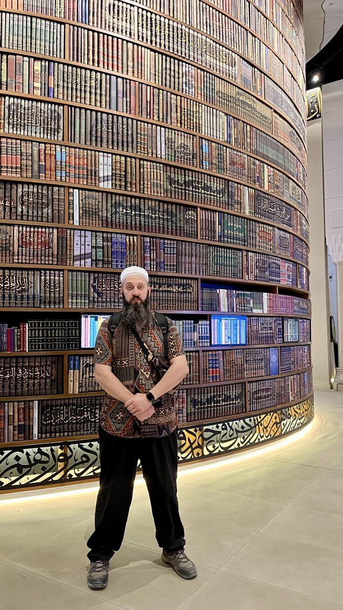 📚🇸🇦 Taşların arasına gizlenmiş modern bir hazine olan Hira Kültür Bölgesi'ndeki Kur'an-ı Kerim Müzesi, ilk vahyin indiği noktada kutsal kitabın mucizevi nüzul sürecini ve asırlara meydan okuyan tarihi serüvenini ziyaretçilerine derin bir manevi tecrübeyle yaşatıyor.