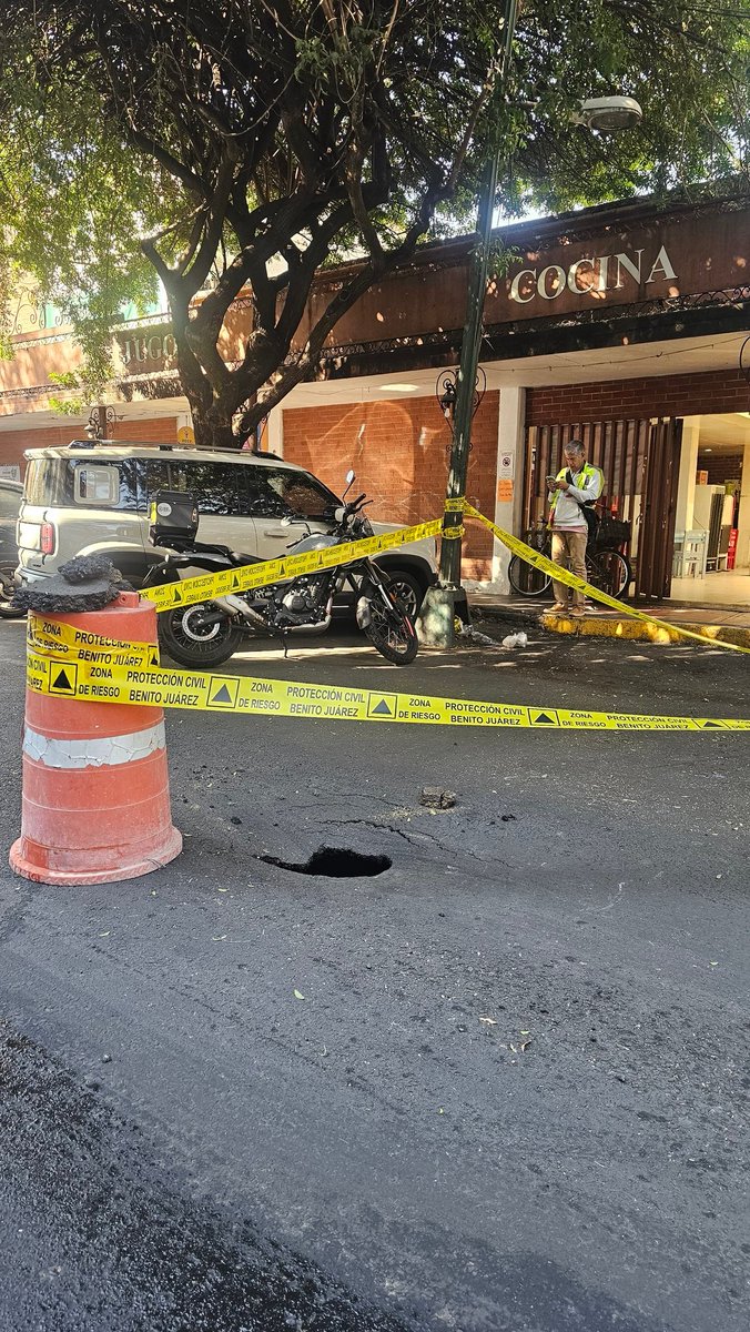Socavón en Anaxágoras casi esquina Luz Saviñon en <a href="/BJAlcaldia/">Alcaldía de Benito Juárez</a> en #Narvarte 
Se atiende inmediatamente, ya Servicios Urbanos en el tema para su pronta reparación 

#TuConcejalentucolonia