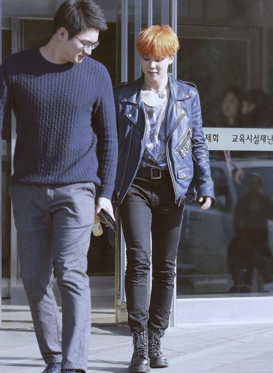 예,왜 실물보고 몸선이 아름답다고 한줄 알겠어요 그냥 애초에 평균 성인남자들보다 몸이 얇고 곡선이시네 실물보면 진짜로 기절할듯