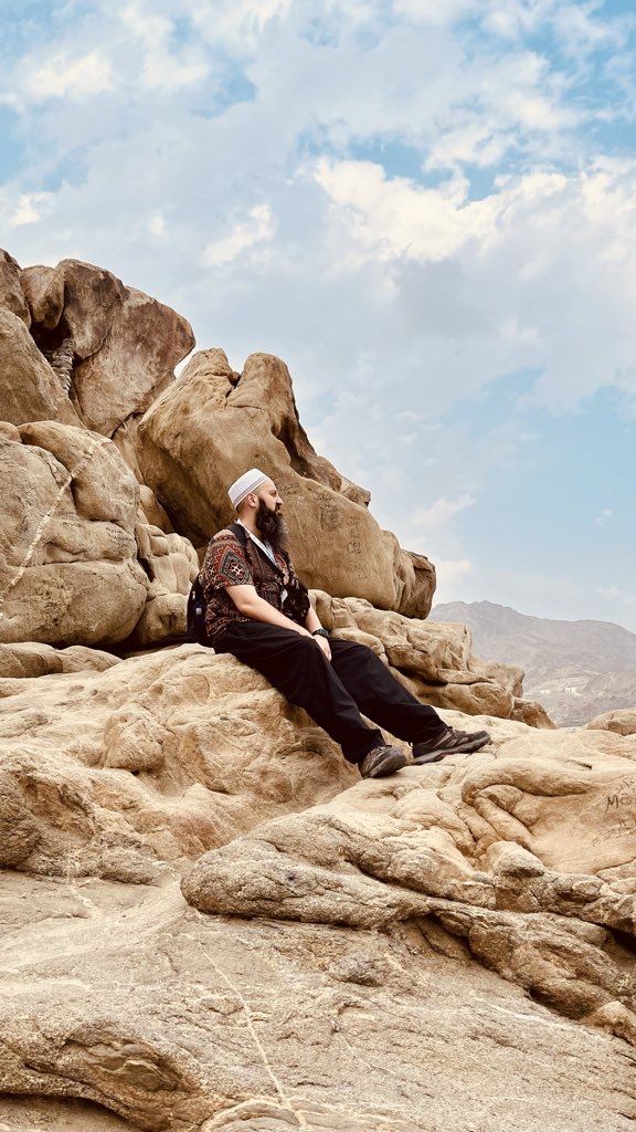 🗻🇸🇦 Dünyanın dört bir yanından gelen milyonlarca müminin vakfe dualarıyla tek yürek olduğu Arafat Dağı, pişmanlıkların arındığı ve ilahi rahmetin sağanak olup yağdığı o muazzam buluşma anının kalbi olarak ruhumda silinmez izler bıraktı.