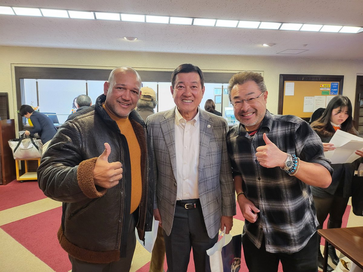 読売ジャイアンツ主催のジャイアンツコンペ🎵

初代チャンピオンの僕も毎回、参加させて頂いております🎵

原監督にラミちゃん、ガッツ小笠原さん、鹿取さん、緒方さん、元木さん、古城さん
僕が１番大好きな前田幸長さん（ロッテ）と豪華メンバーでした

楽しかったな～‼️🎵

#居酒屋さざん
#巨人