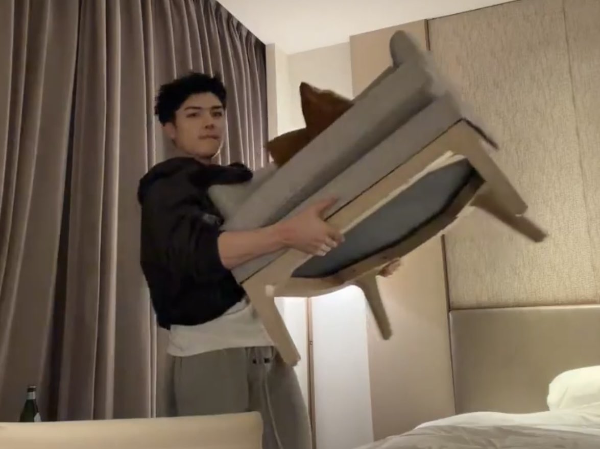 很久沒看直播 汪醬的表情果然是MEMES圖的好素材😀
(也是大力的大狗狗(￣∇￣)👍🏻💪🏻🐶💪🏻

今天的Roommate 是YUMA貓呢～～
孩子們阿！！！酒店的熱水壺不要用啊！！！拜托！！！