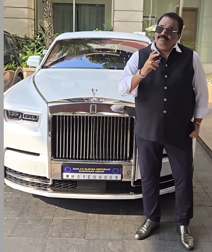 garrywalia_'s tweet photo. दौलत इतनी की गिनते गिनते मशीन भी थक जाए लेकिन गया देखो कैसे 

आज खबर है की रिचमंड टाउन में कॉन्फिडेंट ग्रुप के CEO सी. जे. रॉय ने ऑफिस में खुद को गोली मारकर आत्महत्या की

कुछ रिपोर्ट्स के मुताबिक इनकम टैक्स रेड के बाद ये घटना सामने आई है 

जांच होनी चाहिए CBI की आख़िर मैटर क्या हो गया