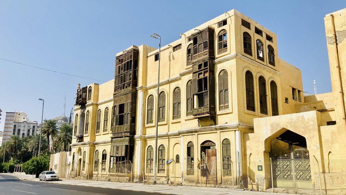 🏰🇸🇦 Mekke’nin El-Maabda bölgesinde yer alan ve Sakkaf Sarayı olarak da bilinen Kral Abdülaziz Sarayı, 1927 yılına uzanan taş ve kerpiç mimarisiyle, kurucu kralın bir dönem devlet işlerini yürüttüğü ve önemli misafirleri ağırladığı şehrin köklü geçmişine tanıklık ediyor.