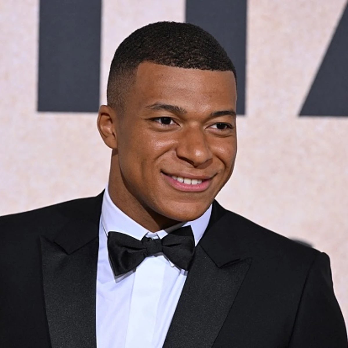 🚨 LA MBAPPÉ-EXPERIENCE:
✅ Empeorar a todos sus compañeros. 
✅Marcar el 40 - 50% de los goles. 
✅Empeorar a su equipo.
✅Aborregar a los fans de su equipo.
✅Echar un pulso al entrenador (pasillo Xabi Alonso). 
✅Poner caritas a cualquier compañero que no juegue para él.