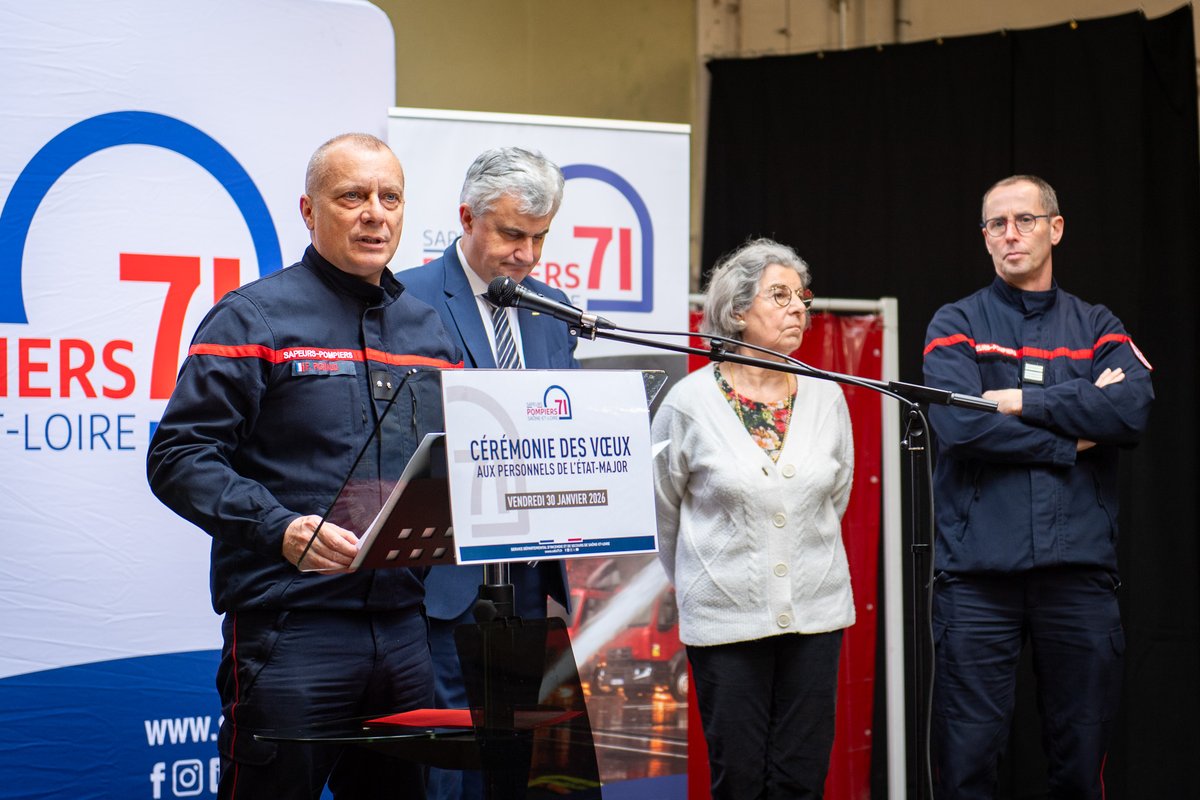 SDIS71's tweet photo. #CÉRÉMONIE | Vœux aux personnels de l'état-major par @AccaryAndre, président #CASDIS et le cgl @FredericPignaud, directeur départemental.
🤝L'occasion de mesurer l’ampleur du travail accompli en 2025 par des femmes et des hommes investis dans leurs missions de service public. https://t.co/6BNR3iIXjP