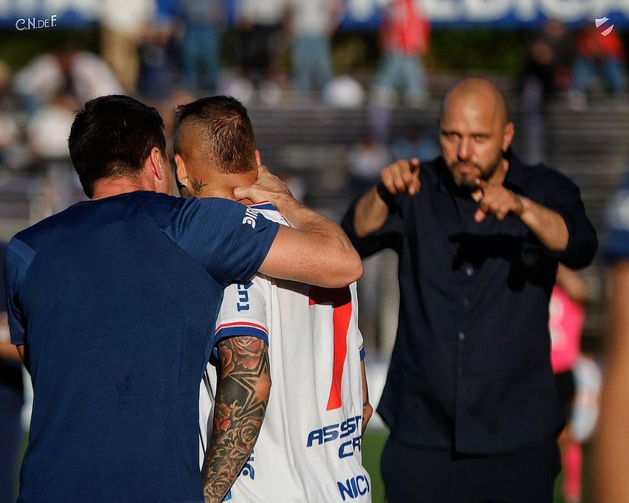 Mi opinión: 
Jadson va a salir a jugar el clásico como en las finales del año pasado, yo creo que el verdadero Nacional de Jadson se va a ver cuando arranque el campeonato, ahí sí va a usar un esquema más parecido al que usaba en Boston.
Esperemos le dé resultado