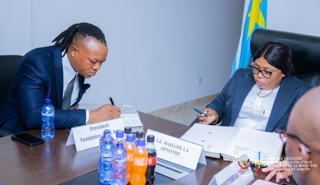BukasaEmmanuel2's tweet photo. #RDC🇨🇩: POLITIQUE NATIONALE DE LA VILLE : LE GOUVERNEMENT SIGNE UN MÉMORANDUM D’ENTENTE AVEC LA FONDATION "BOYE NDE" POUR LA PROMOTION DU CIVISME URBAIN ET DE LA GESTION DES DÉCHETS.

Ce jeudi 29 janvier 2026 à Kinshasa, Son Excellence Madame Angèle BANGASA YOGO, Ministre déléguée à l’Urbanisme et Habitat, en charge de la Politique de la Ville, a procédé à *la signature d’un Mémorandum d’entente avec la Fondation BOYE NDE*, organisation œuvrant dans les domaines de la citoyenneté, de l’environnement et de l’innovation communautaire.

Ce partenariat *s’inscrit dans le cadre de la mise en œuvre de la Politique nationale de la Ville. Il vise à renforcer les actions de sensibilisation en milieu urbain, notamment en matière de civisme urbain et de gestion intégrée des déchets, à travers la production de contenus audiovisuels institutionnels et la mise en œuvre de stratégies de communication adaptées aux réalités urbaines*.

À travers cet accord, les deux Parties réaffirment leur engagement commun à *promouvoir une culture urbaine responsable, fondée sur le respect du bien public, la salubrité des espaces urbains et la participation active des citoyens à l’amélioration de leur cadre de vie*.

La signature de ce Mémorandum d’entente traduit la volonté du Gouvernement de la République Démocratique du Congo d’encourager des partenariats structurés, innovants et durables, en vue de soutenir le développement harmonieux des villes et l’amélioration des conditions de vie des populations urbaines.