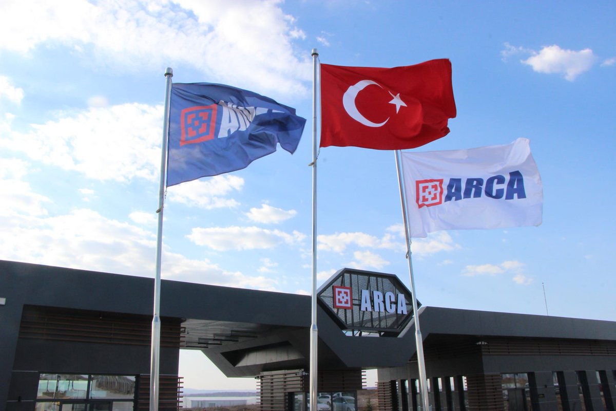 temmuz1919's tweet photo. Türk savunma sanayisinde artık “potansiyel” değil, sonuç üreten şirketler konuşuluyor.
ARCA Savunma, bunun en somut örneklerinden biri.

Bu bir şirket hikâyesi değil; bir modelin başarıyla işlemesi.
ARCA bugün savunma sanayii ihracatında birinci.

Ama asıl sarsıcı gerçek şu:
Top mermisi üretiminde, tüm Amerika kıtasının toplamından daha fazla üretiyor.
Kuzey + Güney Amerika. Hepsi.
Bu bir “rekor” haberi değil.

Bu, küresel mühimmat dengesine açık meydan okuma.

ARCA, Anadolu merkezli üretimin savunma sanayisinde de oyun kurucu olabileceğini gösterdi. Çorum’a kazandırılan üretim kapasitesi, nitelikli istihdam ve teknik ekosistem, “savunma sanayisi sadece Ankara–İstanbul hattında büyür” ezberini fiilen yıktı.
Bu başarının arkasında net bir ortaklık iradesi var:
Savaş Balçık,
Özgür Rodoplu,
İsmail Terlemez
Bu isimler yalnızca bir savunma şirketi kurmadı;
➡️ Çorum’u savunma sanayisi haritasına soktu
➡️ Yerli üretimi sahaya indirdi
➡️ “Anadolu’dan olmaz” diyenlere cevap verdi
Bugün ARCA şunu net biçimde gösteriyor:
Savunma sanayisinde güç, sadece teknolojiyle değil vizyon + yerli ekosistem + sürdürülebilir üretim ile inşa edilir.
Ve açık konuşalım:
Türkiye savunma sanayisinin daha güçlü yarınları, ARCA gibi örnekler çoğaldıkça mümkün olacak.
Bu artık istisna değil.
Yeni normal bu.