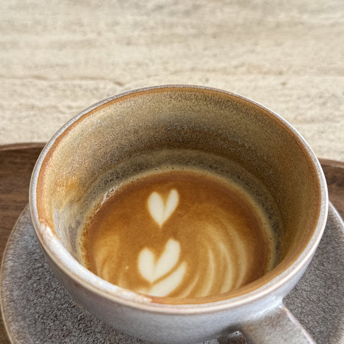 لَولا الِهَوَى لَمْ تُرِقْ دَمِْعَاً عِلى طَلَلِ
-البوصيري