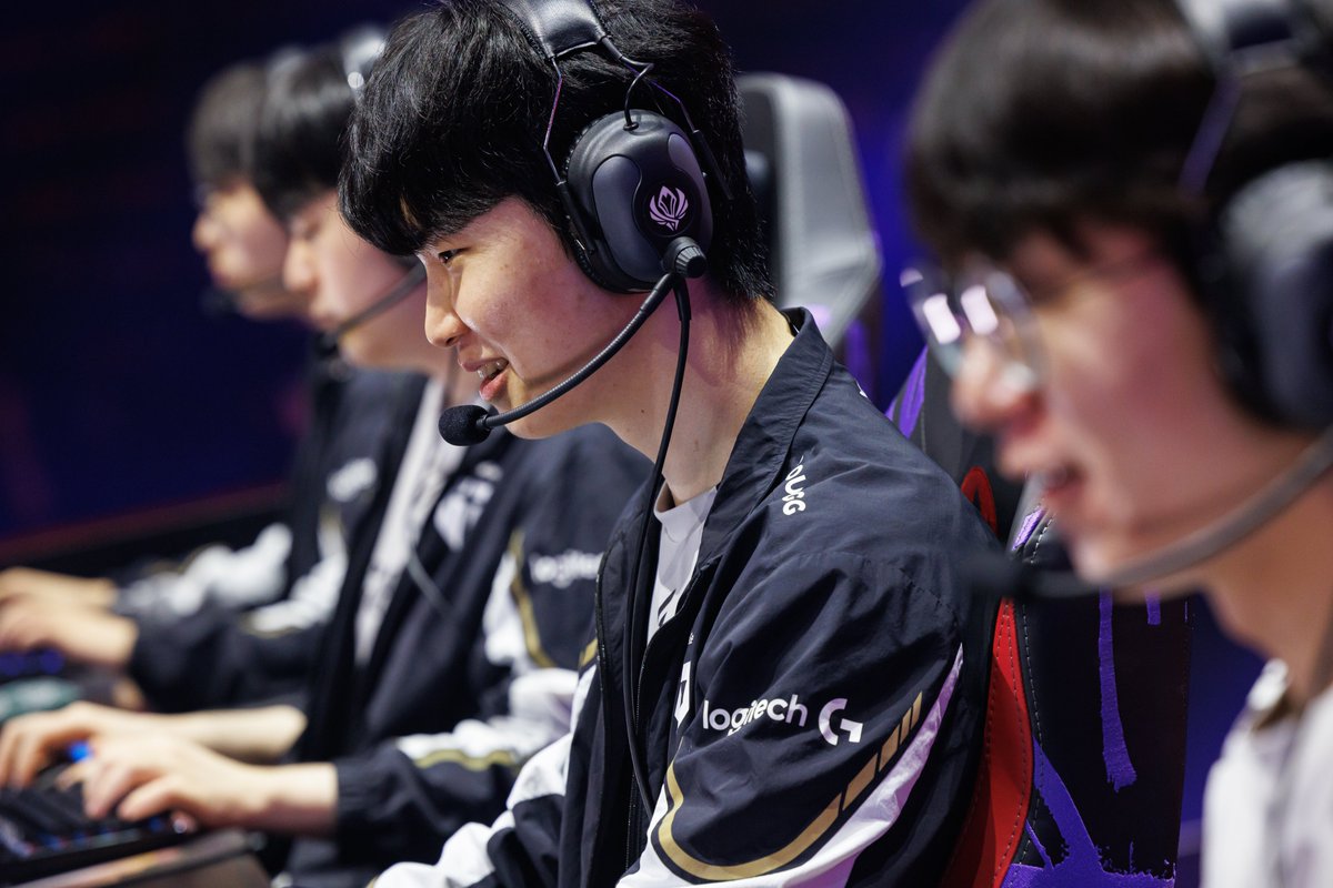 Sheep_Esports's tweet photo. GEN Ruler 🇰🇷 to his teammates: "Expecting a 29-year-old player to carry? I’m an elder."  

via GENG on YouTube https://t.co/dic1mlnXJv