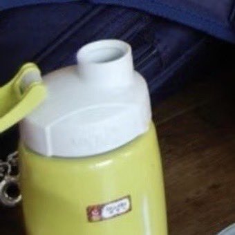 물통에 엄성현 네임스티커붙어져잇어어어떡해ㅜㅜ