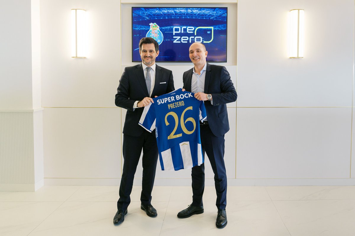 PreZero_PT's tweet photo. 𝗣𝗿𝗲𝗭𝗲𝗿𝗼 𝗲 𝗙𝗖 𝗣𝗼𝗿𝘁𝗼 𝗳𝗶𝗿𝗺𝗮𝗺 𝗽𝗮𝗿𝗰𝗲𝗿𝗶𝗮 𝗲𝘀𝘁𝗿𝗮𝘁é𝗴𝗶𝗰𝗮 𝗿𝘂𝗺𝗼 𝗮 𝗭𝗲𝗿𝗼 𝗥𝗲𝘀í𝗱𝘂𝗼𝘀
@PreZero_PT e @FCPorto unem forças numa parceria que ultrapassa as quatro linhas e onde a economia circular é o nosso campeonato🐉
🔗 https://t.co/0ab3gOYLlO https://t.co/jZfr2P0bW8
