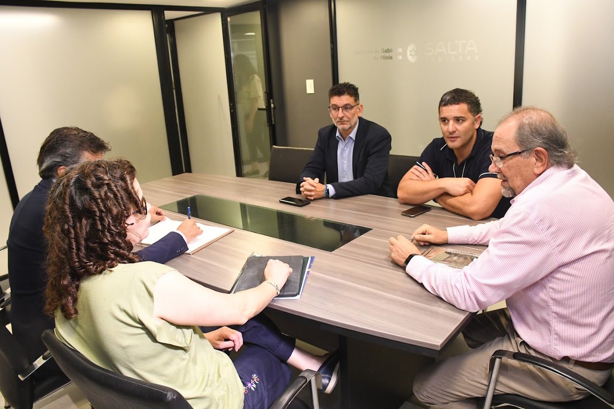 Gabinete de Gestión: el Gobierno alinea la formación y la demanda minera con visión estratégica. El jefe de Gabinete <a href="/MinSCamacho/">Ministro Camacho</a> analizó la coordinación de acciones para que los salteños puedan seguir capacitándose para acceder a empleos.
 👉tinyurl.com/bdfah8x8

#Salta