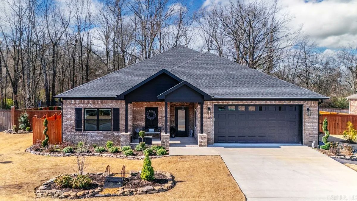 jeanrhurst's tweet photo. 1265 Essex Drive, Benton, AR, 72019
3 bed | 2 bath 2285 Sq. Ft.
Active | 425000
https://t.co/fBwb27zTEZ
This beautiful brick 3-bedroom, 2-bathroom home in Olde Salem Township feels like new and features an open-concept living, kitchen, and dining area with an electric... https://t.co/y7zYHx5Awj