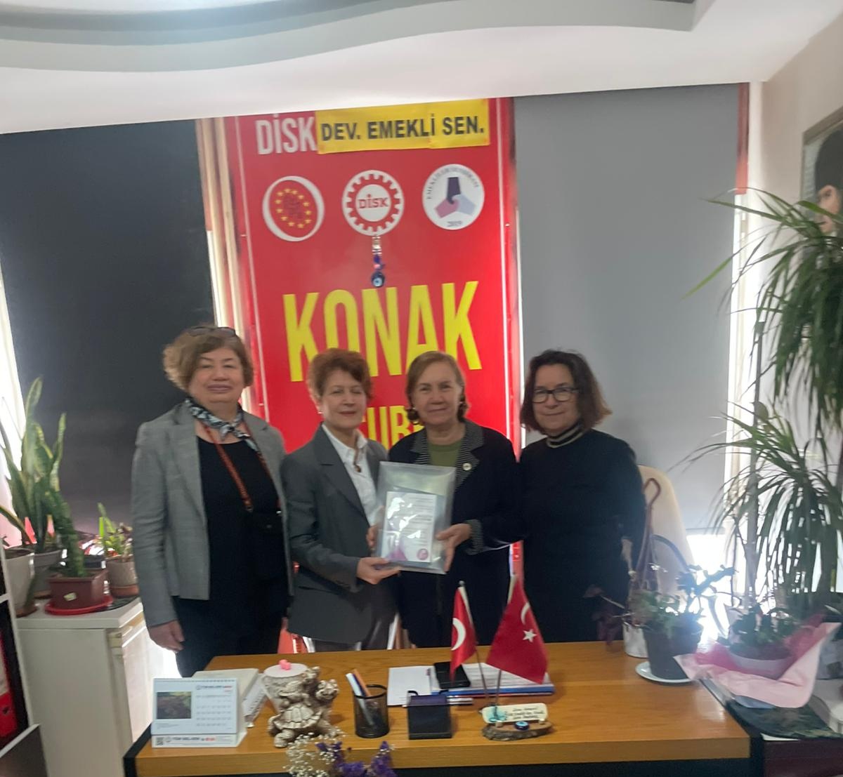 ckdgenelmerkez_'s tweet photo. Genel Başkan Yardımcımız Nuriye Kadan başkanlığındaki heyetimiz, Disk Emekli-Sen Konak Şubesini ziyaret etti.Milli Kadın Hareketi ve derneğimizin çalışmaları hakkında bilgi verildi. 

Keyifli sohbetleri ve misafirperverlikleri için teşekkür ediyoruz. https://t.co/Dp9E4GMPw4