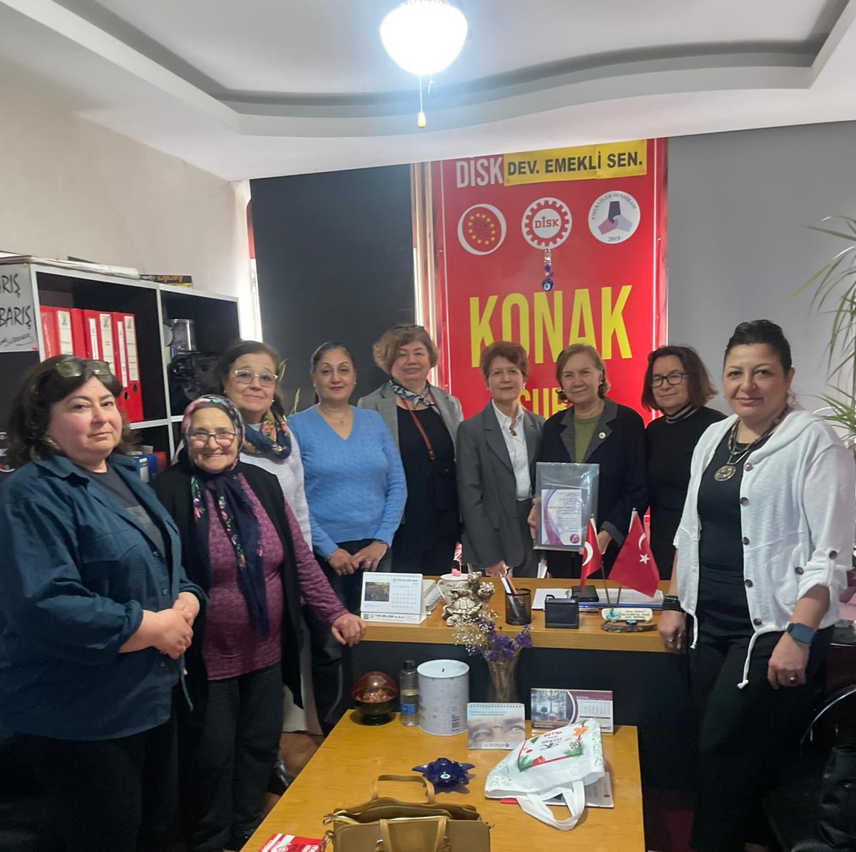 ckdgenelmerkez_'s tweet photo. Genel Başkan Yardımcımız Nuriye Kadan başkanlığındaki heyetimiz, Disk Emekli-Sen Konak Şubesini ziyaret etti.Milli Kadın Hareketi ve derneğimizin çalışmaları hakkında bilgi verildi. 

Keyifli sohbetleri ve misafirperverlikleri için teşekkür ediyoruz. https://t.co/Dp9E4GMPw4