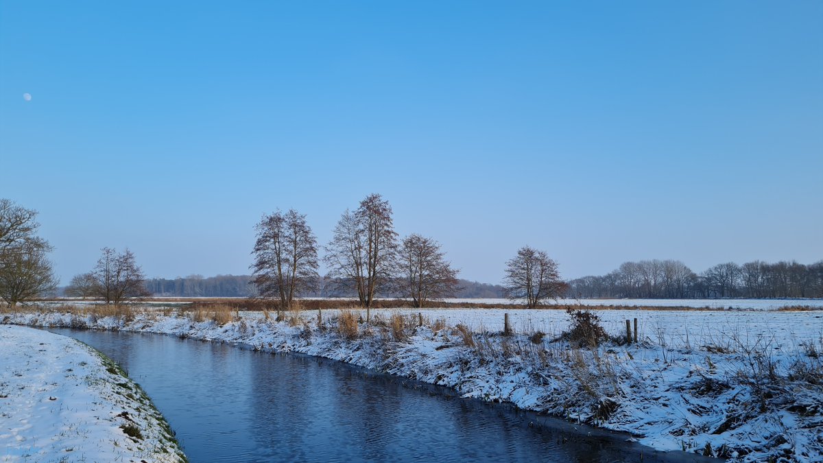 Margreeth0_0's tweet image. Aan het einde van de werkdag nog even een korte wandeling want eindelijk scheen de zon en er ligt sneeuw. Zon en sneeuw vormen een magisch duo, helemaal aan het einde van de dag! Fijne avond 🌛💫 @StormHour @BuienRadarNL @WilliamHuizinga @whoebert @WeermanMichael #winterseason