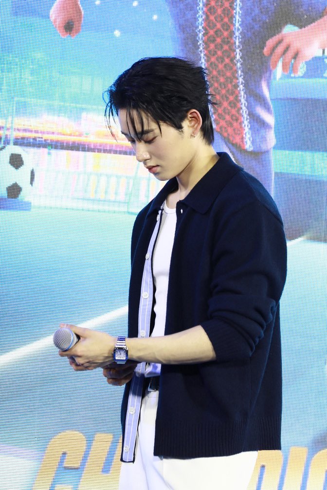 maymind's tweet photo. มุมข้างก็จะหล่อหน่อยค่า #est_rvp https://t.co/Hs611rGfKR