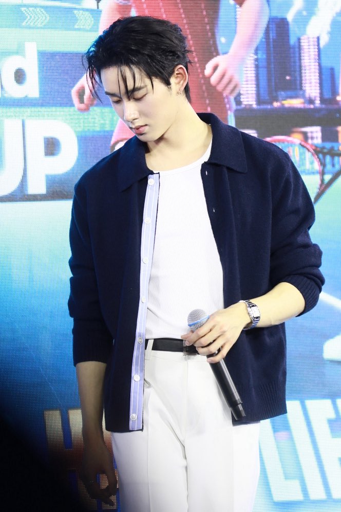 maymind's tweet photo. มุมข้างก็จะหล่อหน่อยค่า #est_rvp https://t.co/Hs611rGfKR