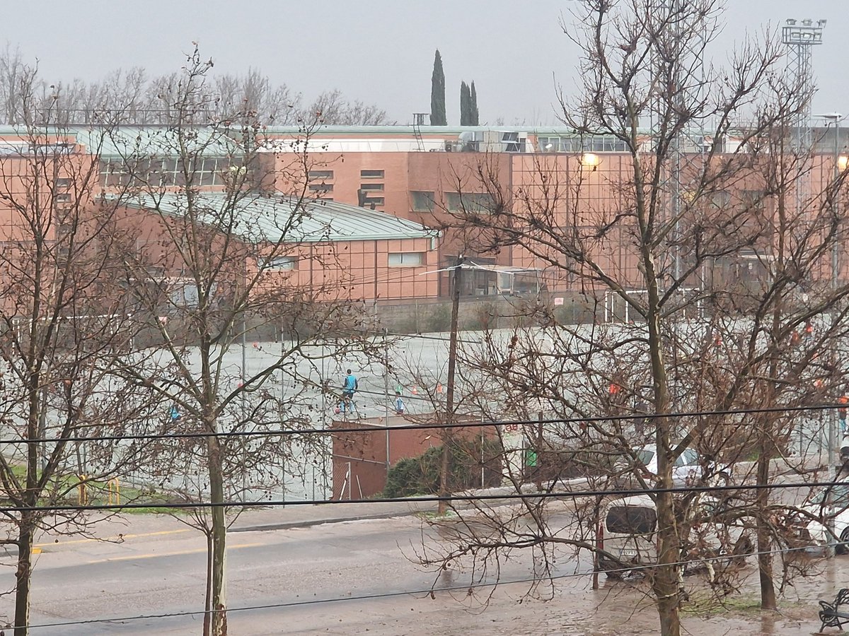 Victor_FST's tweet image. Nevar no, pero cuando le da por granizar en esta ciudad...

Y asi es como en 2 minutos el campo de la Uni se queda blanquito